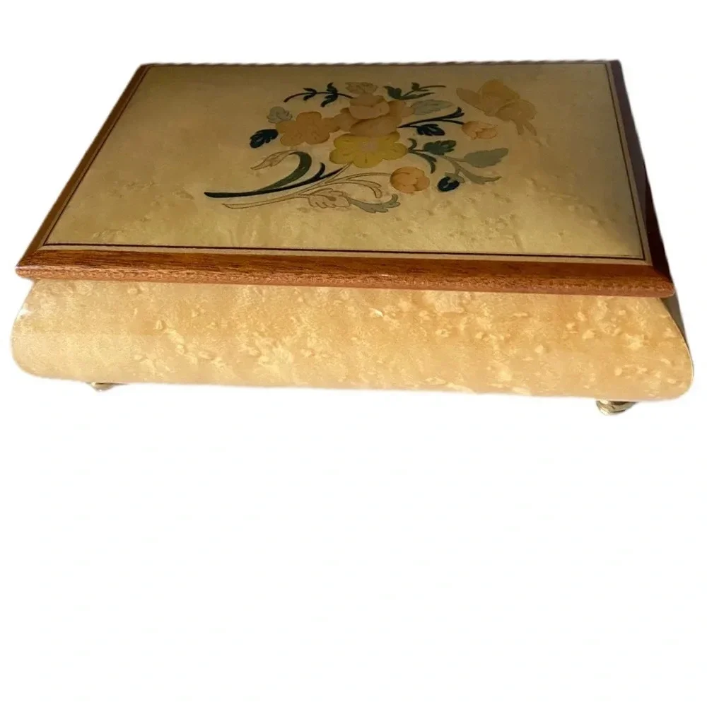 Beautiful vintage jewelry music box​